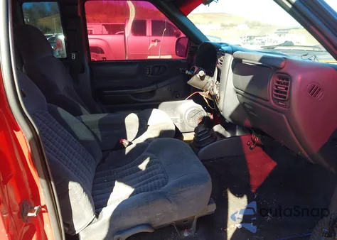 2000 Chevrolet S-10 Ls из США, поврежденный, VIN 1GCCS1952Y8298446